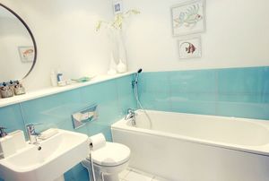 bagno rivestito con vetro laccato di colore blu