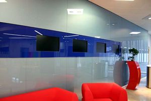 sala d'attesa aziendale rivestita con vetro laccato di colori