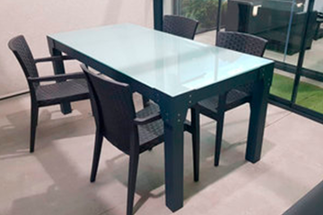 Table KUBiKA en verre 80x140 cm